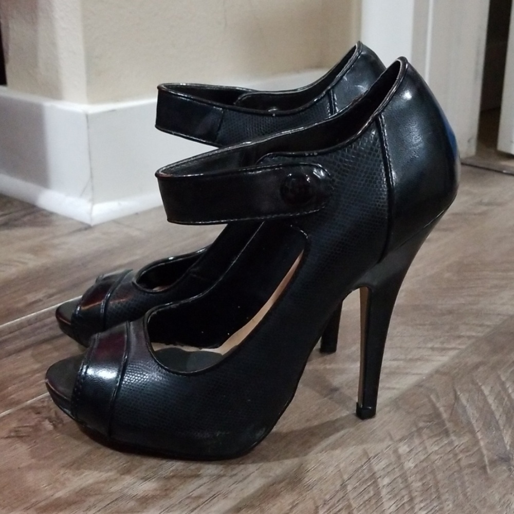 Super sexy black Joey peep toes